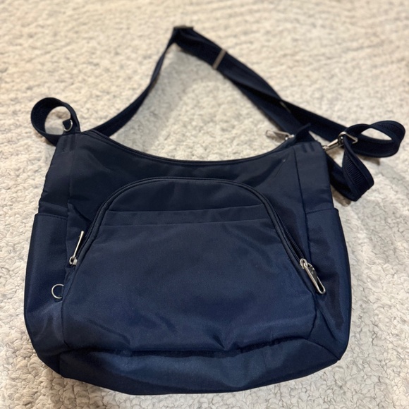 Selling shoes and bags - Picture 4 of 16